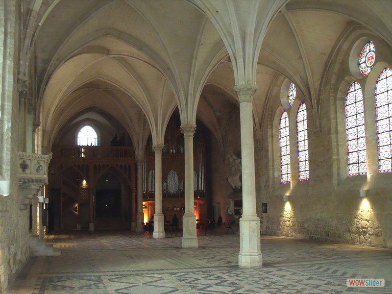 L'ancien réfectoire des moines aménagé en salle de concert avec son orgue 