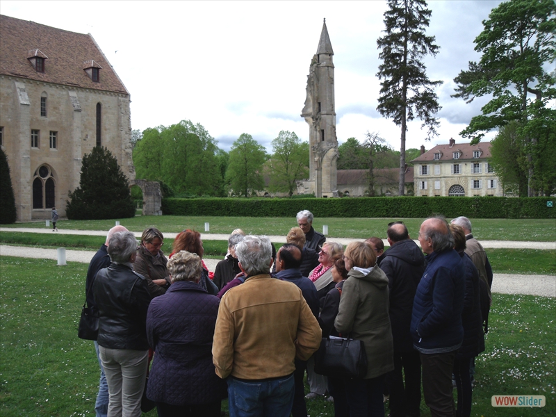 .. à l'arrière plan, le dernier vestige de l'ancienne église abbatiale