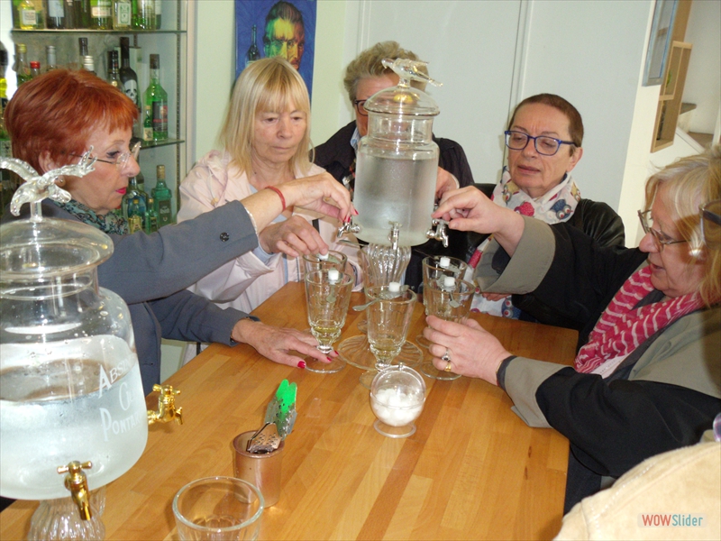 Rituel de préparation des verres d'absinthe .