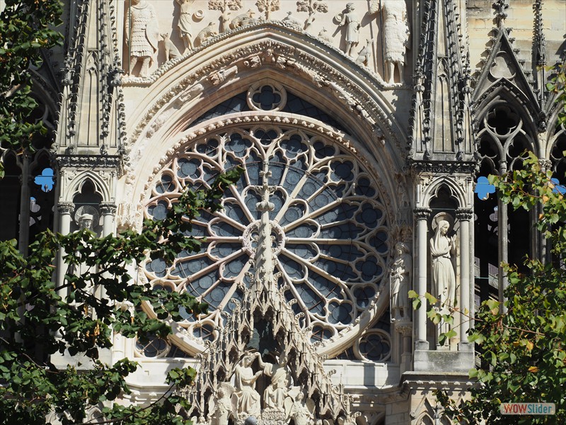 ... habillée de vitraux modernes mais dans le respect des techniques et des couleurs des maîtres verriers de jadis....